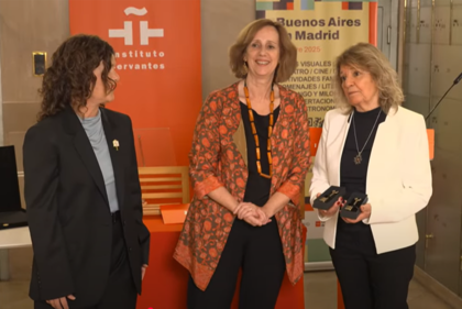Gabriela Ricardes, Carmen Noguero y Graciela García Romero en el recibimiento de los objetos de María Elena Walsh y Sara Facio que quedarán en la Caja de las Letras del Instituto Cervantes