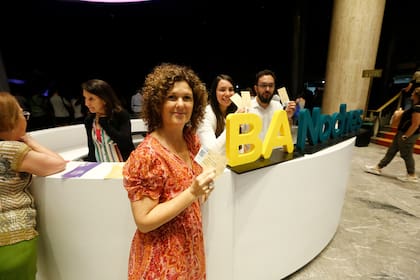 Gabriela Ricardes, directora del Complejo Teatral, repartió entradas en el hall del San Martín 