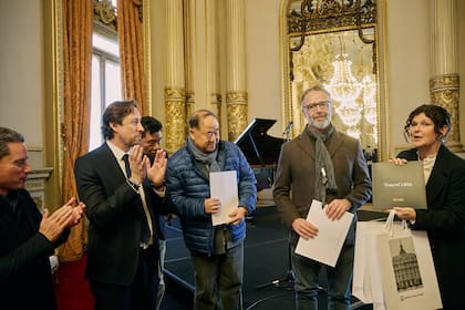 Gabriela Ricardes hizo entrega de los diplomas de "huéspedes de honor de la ciudad de Buenos Aires" a Mo Yan y a Martínez Siccardi, amigo de Coetzee