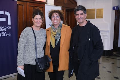 Gabriela Ricardes junto a Andrea Chiretti, directora del Ballet Contemporáneo, y Diego Poblete, codirector 