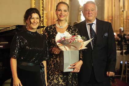 Gabriela Ricardes, ministra de Cultura de la Ciudad de Buenos Aires, la mezzosoprano Elīna Garanča y Roberto Devorik