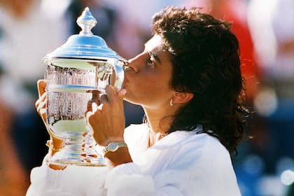 Gabriela Sabatini con el trofeo de Flushing Meadows, en un día de gloria: el 8 de septiembre de 1990 ganó su único Grand Slam en singles.