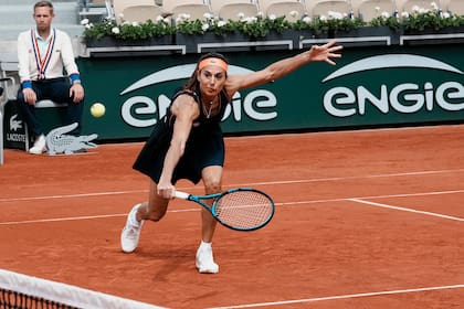 Gaby Sabatini se destacó voleando en el partido de dobles del torneo de leyendas de Roland Garros. 