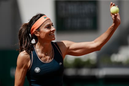 Gaby Sabatini se prepara para sacar en el partido de dobles de las leyendas en Roland Garros: en pareja con Gisela Dulko ante Lindsay Davenport y Mary Joe Fernández.