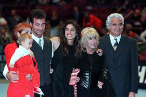 Gabriela Sabatini, el día de su despedida; a su izquierda, sus padres, y a su derecha, su hermano Osvaldo, Catherine Fulop y su sobrina Oriana, cuando tenía seis meses