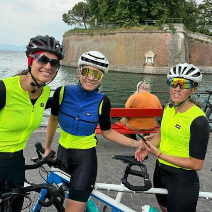 Gabriela Sabatini en compañía de ciclistas argentinos