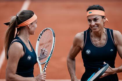 Gisela Dulko y Gaby Sabatini cayeron en el segundo partido del torneo de leyendas de Roland Garros, pero todavía siguen con chances de llegar a la final. 