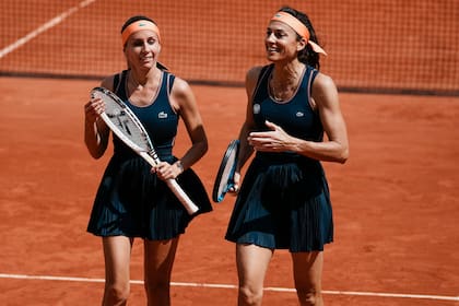 Gisela Dulko y Gabriela Sabatini, disfrutando en el torneo de leyendas del Abierto de Francia.