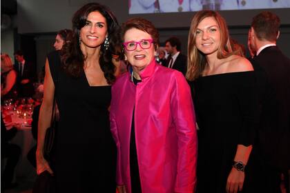 Gabriela Sabatini, junto con la legendaria Billie Jean King y Simona Halep, campeona de Roland Garros, durante una gala en París