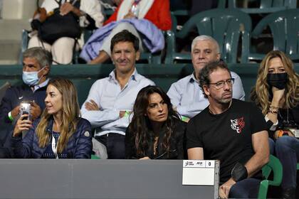 Gabriela Sabatini observa el partido que disputan Del Potro y Delbonis en el Lawn Tenis