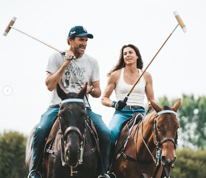 Gabriela Sabatini y Adolfo Cambiaso paseando por La Adolfina