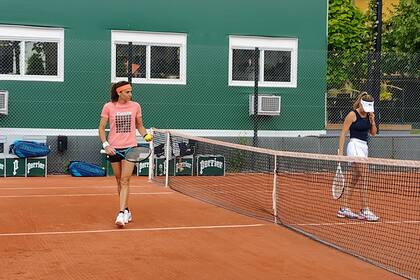 Gabriela Sabatini y Gisela Dulko, durante una de las prácticas en Roland Garros