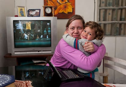 Gabriela Satriano junto a su hijo de dos años y medio, que nació por cesárea