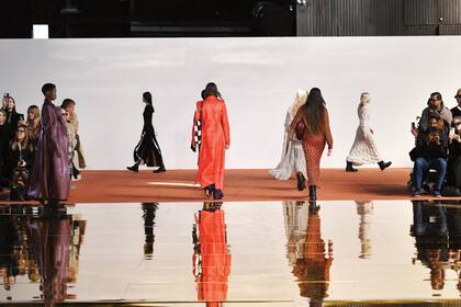 Gabriela se inspiró en la arquitecta y diseñadora de muebles e interiores de origen irlandés Eileen Grey, para revelar sobre la pasarela espejada prendas y accesorios con figuras geométricas, blazers de corte masculino, no gender, y vestidos asimétricos.