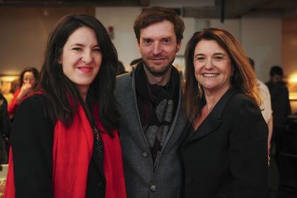 Gabriela Urtiaga, directora de Artes Visuales del CCK, Martín Lucas, director de Señales de Contenidos Públicos de la Nación, y Mariana Povarché