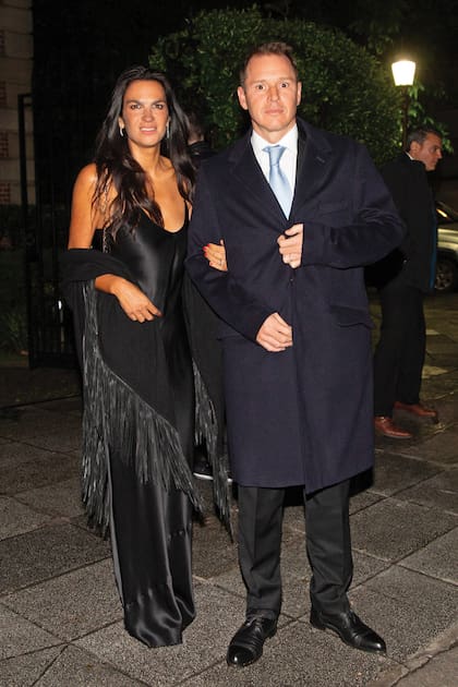 Gabriela Vaca Guzmán –con vestido con escote camiseta y flecos– y Jorge Brito (h).