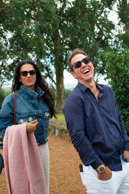 Gabriela Vaca Guzmán y Jorge Brito, presidente del Club Atlético River Plate.