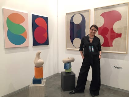 Gabriela Van Riel en el stand de su galería en arteba