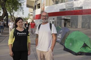 La carpa que se infiltró en el campamento que armaron las fanáticas