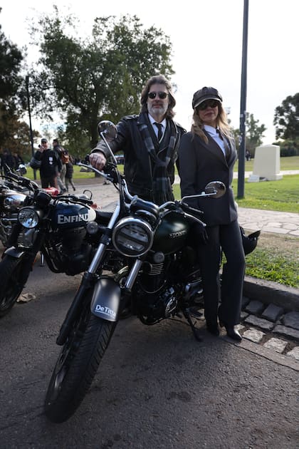 Gabriela y Marcelo en su Honda CB350