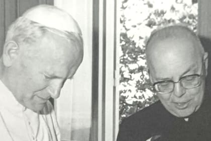 Gabriele Amorth (der.), aquí con el papa Juan Pablo II, contabilizó más de 60.000 exorcismos.