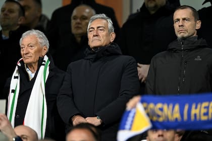 Gabriele Gravina (centro) asiste al lado de Aleksander Ceferin, el presidente de UEFA, al partido que condenará a Italia; el mandamás de la federación de fútbol dejó su cargo por la presión, incluso del gobierno.