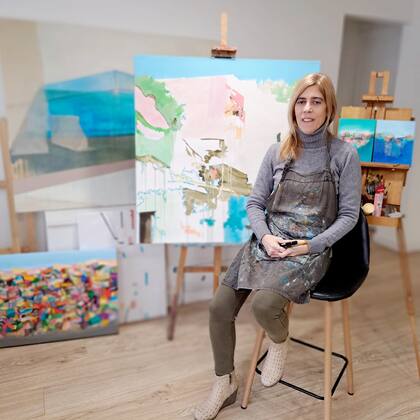 Gaby Acevedo en su estudio en Alicante, España