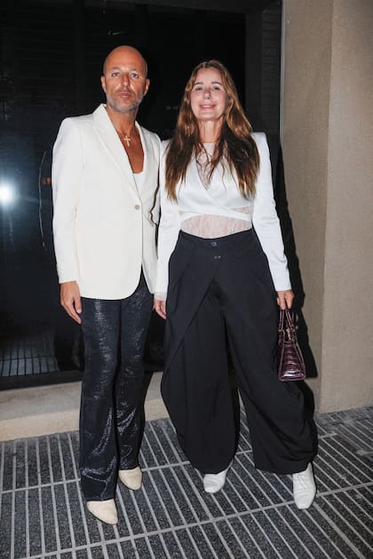 Gaby Álvarez, que es amigo de Edo, lo ayudó con la convocatoria de la fiesta. Para el gran día, Gaby eligió un conjunto Armani y botas YSL, y su mujer, Lucrecia Gamundi, con un conjunto de pantalón y saco corto de satén de Alice + Olivia