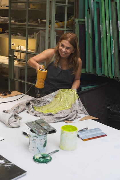 Gaby Candioti en plena intervención de una prenda.