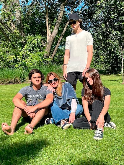 Gaby con sus hijos Tomás, Mateo y Camila.
