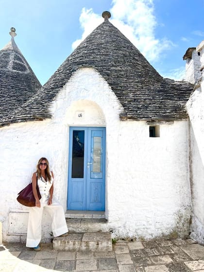 Gaby durante su recorrido por los Trulli, las famosas construcciones cónicas de piedra caliza blanca de la región de Puglia, sur de Italia.