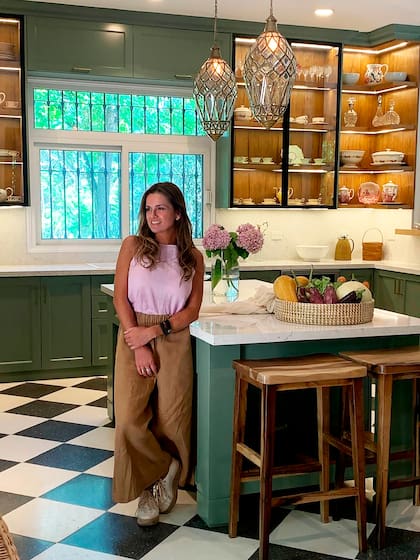 Gaby en su cocina, un espacio a puro color.