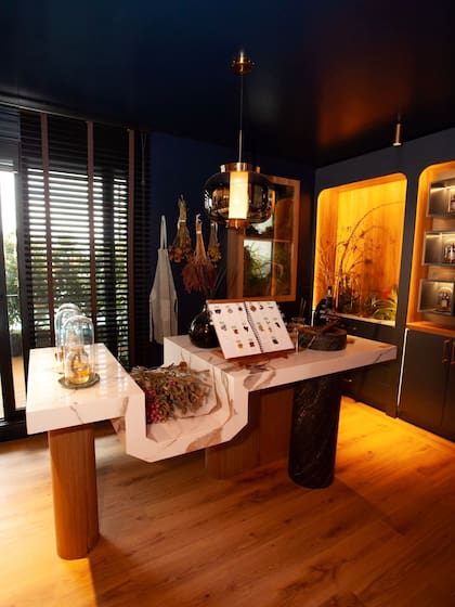 Gaby es capaz de convertir espacios cotidianos en universos sensibles y profundamente personales, siempre guiada por objetos que cuentan historias, como es el caso de este ambiente del departamento de esta edición de la muestra.