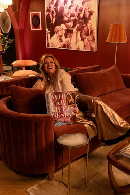 Gaby junto a su objeto favorito, el libro de fotografía "When art meets design" de Hunt Slonem.