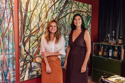 Gaby López Monzón recibió a Mariana Kratochwil en su genial espacio "El refugio de un alquimista". Acá, en un rincón del living con un enorme díptico de Adrián Paiva (diderot.art)