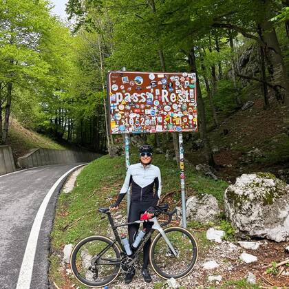 Gaby Sabatini y su bicicleta en el camino de Rest, situado en Italia