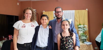Gaby, su esposo y los hijos varios años atrás del episodio que desencadenó la creación de @mentepositivarz.