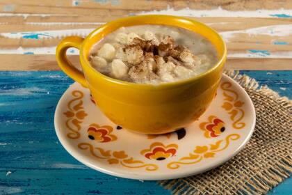 Gachas de avena, papilla elaborada con avena cocida en agua o leche y se consume mayormente en Latinoamérica (Foto: istock)