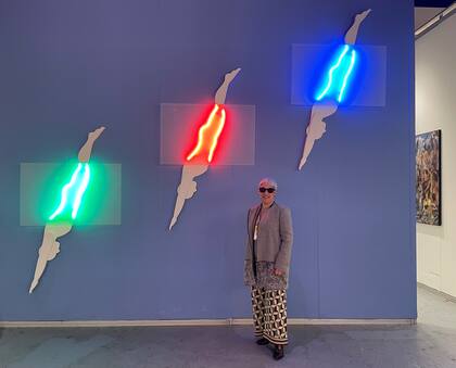 Gachi Prieto con obra de Leopoldo Maler en su stand; ella se ducha con sal para que baje la adrenalina del día