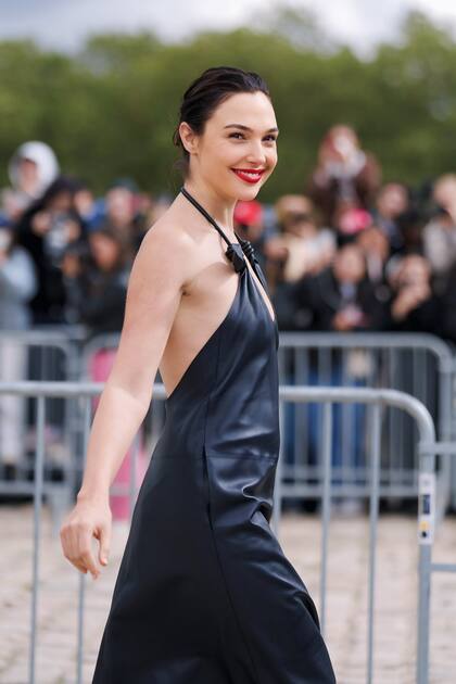 Gadot combinó la simpleza y la elegancia con un toque rockero: eligió un vestido de cuero negro midi de cuello halter y un pronunciado escote en la espalda. En los pies optó por un par de stilettos y para darle un toque diferente el look llevó un clutch turquesa de Loewe