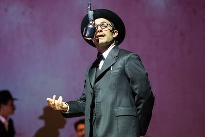 Gael, en la piel de Fernando Pessoa, durante las funciones de Ejercicios Fantásticos del yo, obra que protagoniza en el Teatro Coliseo