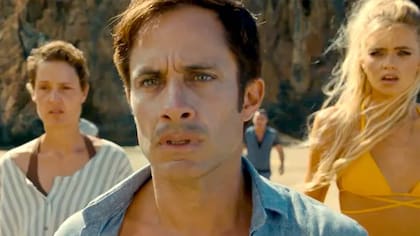 Gael García Bernal interpreta al padre de la familia, Guy Cappa, quien se siente culpable por todo lo que le ocurre a su esposa Prisca y sus hijos Trent y Maddox.
