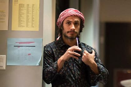 Gael García Bernal toma mate en una escena de la serie Mozart in the Jungle