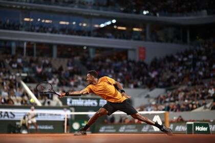 Gaël Monfils y su esfuerzo para alcanzar una pelota de Báez en la sesión nocturna.