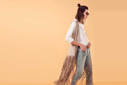 Gafas (Carla Di Sí), camisa (UMA), chaleco (Prüne), jeans (Levi’s)