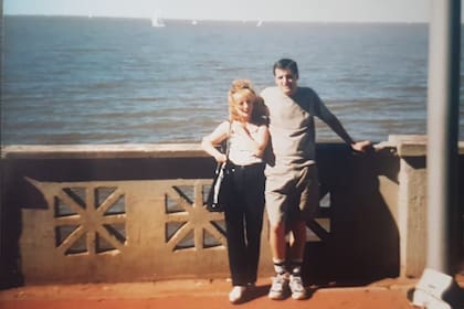 Gagik con su hermana en la Costanera de Buenos Aires en 2001