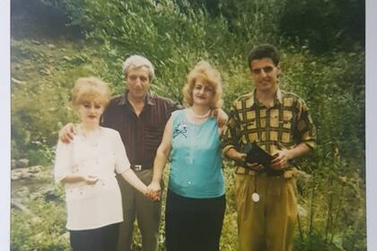 Gagik con sus padres y su hermana en Armenia, en 1995, un año antes de viajar a la Argentina