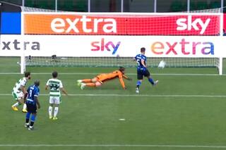 El blooper del año: erró el gol con el arquero caído y a dos metros del arco