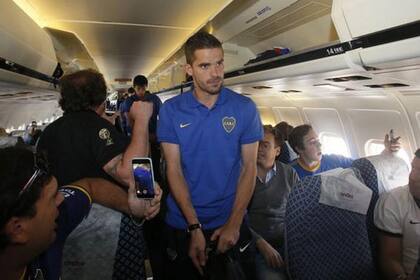 Gago, abordado por los hinchas de Boca en el avión