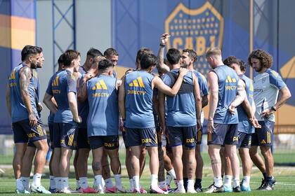 Gago da indicaciones al plantel de Boca en un entrenamiento